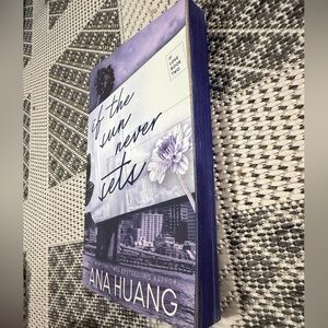 Sprayed edge If the sun never sets by Ana Huang